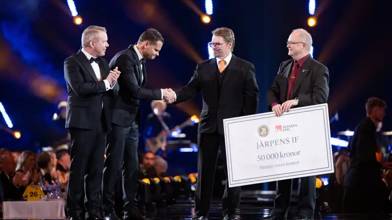 Anders Larsson, ordf SIF, och Patrik Hofbauer, VD Svenska Spel, delar ut pris till representanter från Järpens IF under Tidernas Hockeygala den 17 november 2022 i Stockholm. Foto: Joel Marklund / BILDBYRÅN